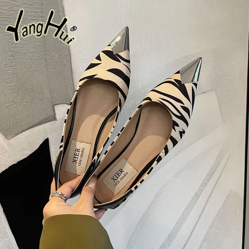 Корейската версия, дамски обувки на плоска подметка на дебелите обувки с токчета в ивица и рисувай зебра, новост 2023 г., модни секси ежедневни обувки с малките пръсти, лятна