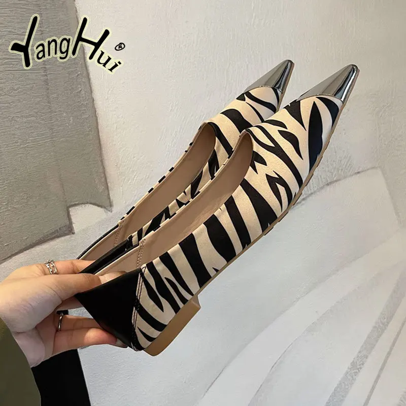 Корейската версия, дамски обувки на плоска подметка на дебелите обувки с токчета в ивица и рисувай зебра, новост 2023 г., модни секси ежедневни обувки с малките пръсти, лятна