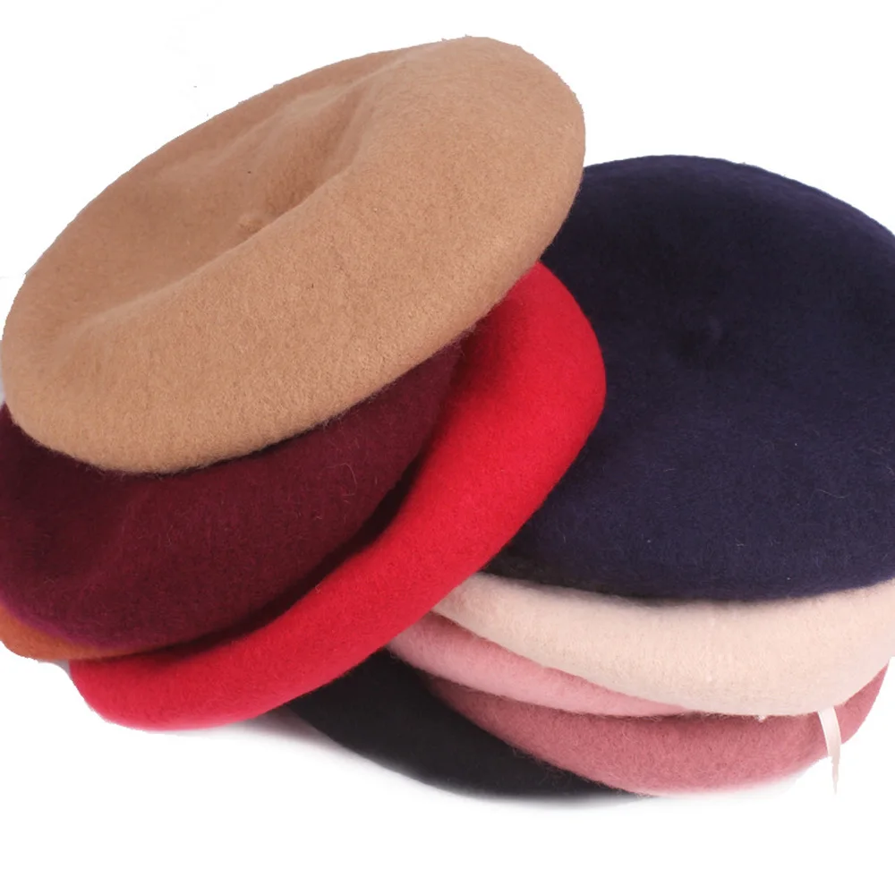 Жена Вълна е мека зимата на топло поема във френски стил, с модерна шапка-бини HATCS0441