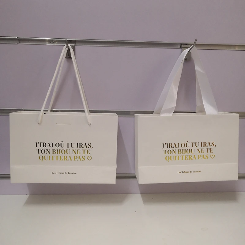 Търговия на едро с 500 бр./лот, изработени по поръчка бяла хартиена чанта-тоут, пазарска чанта с различна дръжка за подарък за опаковане на дрехи, злато фольгированное