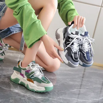 Дамски масивни, дишащи обувки на висока платформа, нескользящая спортни обувки, новост 2023 г., пролетен дамски ежедневни обувки на танкетке с шнур на дебела подметка
