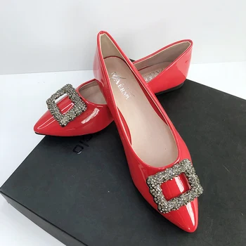 Дамски обувки на плоска подметка с кристали; Колекция 2023 г.; летни сватбени обувки на плоска подметка от ярка изкуствена кожа с остри пръсти за момичета; по-големи размери 43