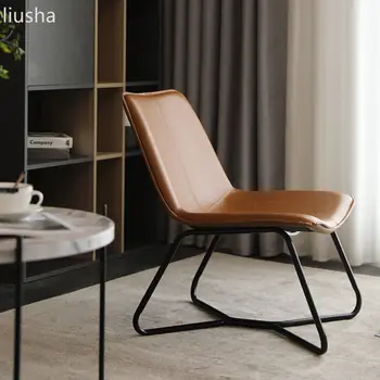 Италиански единична кожен диван в съчетание със съвременен минималистичен светлина в хола, луксозна единична стол от ковано желязо за почивка