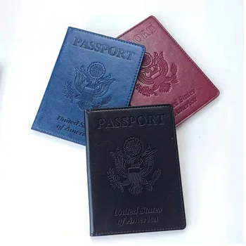 Модерен мъжки и женски титуляр за американски паспорт, документ за пътуване, кредитна карта, притежател на паспорт, преносим титуляр за бизнес паспорт