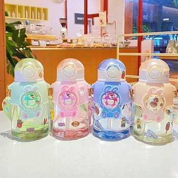 Нова детска пластмасова бутилка за вода за момичета с соломенным преносим каишка, сладко плюшено мече, с ягоди, с голям капацитет, ученически чаши за пиене