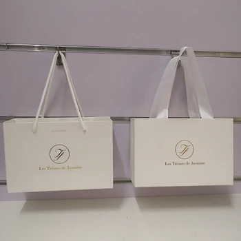 Търговия на едро с 500 бр./лот, изработени по поръчка бяла хартиена чанта-тоут, пазарска чанта с различна дръжка за подарък за опаковане на дрехи, злато фольгированное